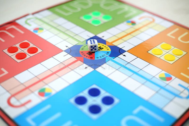 Imagem Do Jogo De Ludo No Telefone Com Placa De Ludo Foto de Stock - Imagem  de infância, escadas: 127187238