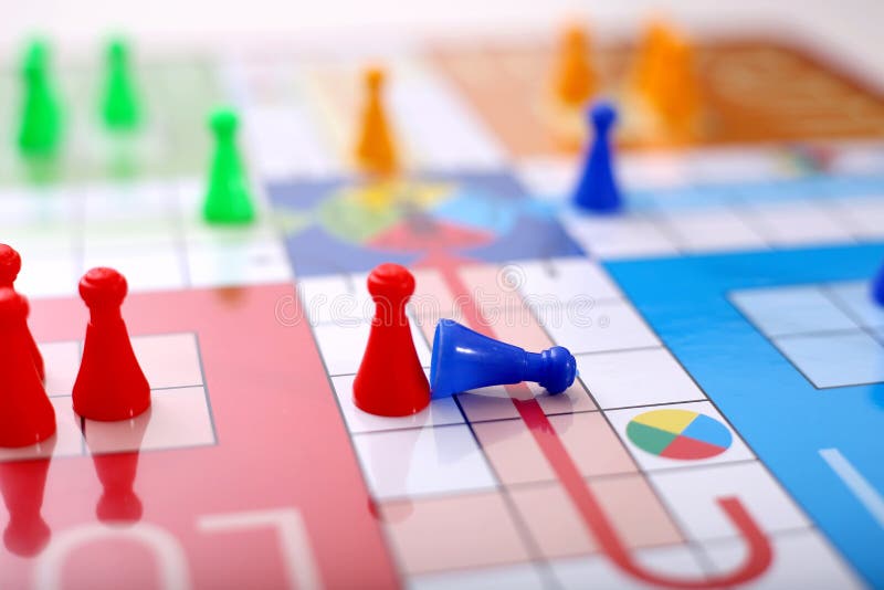 A Família Está Jogando O Jogo De Ludo No Telefone Imagem Do Jogo De Mesa De  Ludo Imagem de Stock Editorial - Imagem de jogo, jogos: 127188044