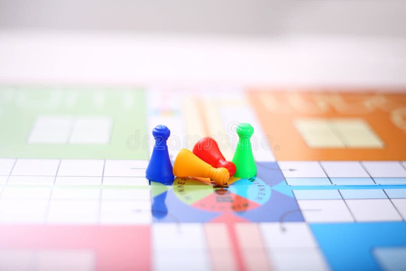 A Família Está Jogando O Jogo De Ludo No Telefone Imagem Do Jogo De Mesa De  Ludo Imagem de Stock Editorial - Imagem de jogo, jogos: 127188044