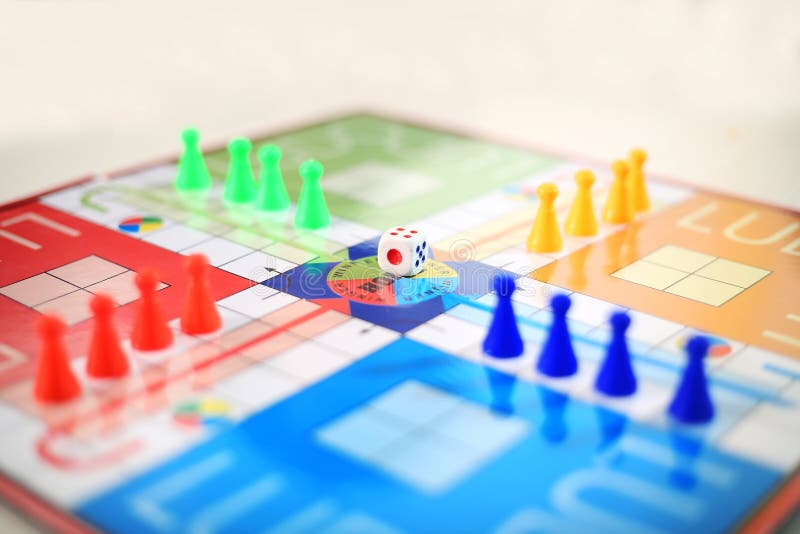 Imagem Do Jogo De Ludo No Telefone Com Placa De Ludo Foto de Stock - Imagem  de infância, escadas: 127187238