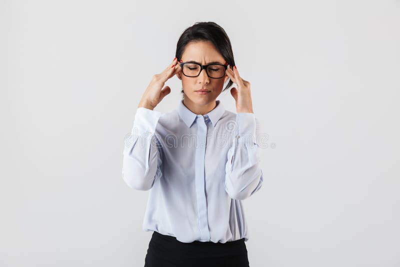 Imagem dos monóculos vestindo da mulher esperta do secretário que estão no escritório, isolada sobre o fundo branco imagens de stock Imagem dos monóculos vestindo da mulher esperta do secretário que estão no escritório, isolada sobre o fundo branco imagens de stock