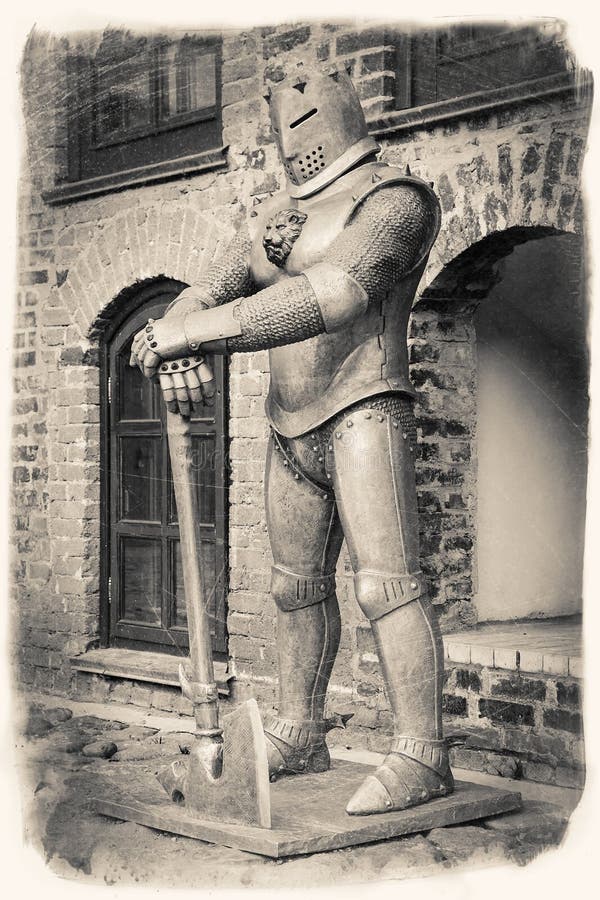 Imagem estilizado retro do vintage do cavaleiro medieval com machado fotografia de stock Imagem estilizado retro do vintage do cavaleiro medieval com machado fotografia de stock
