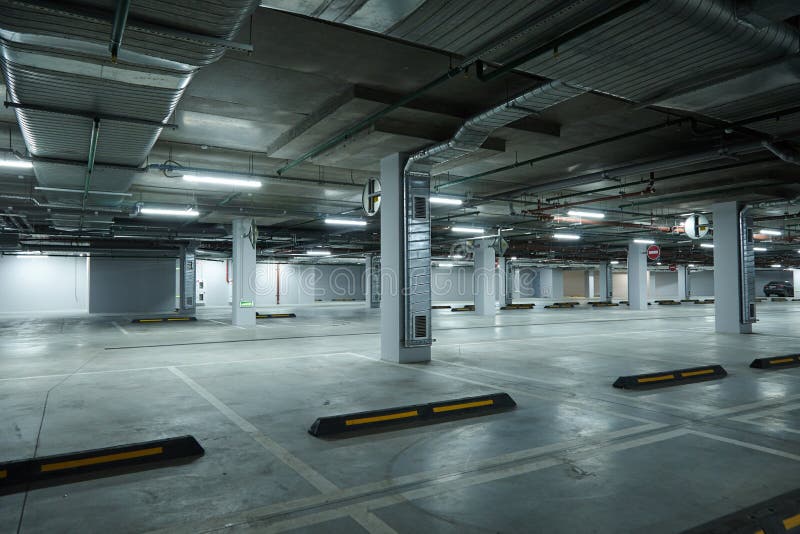 Imagem horizontal do estacionamento subterrâneo vazio