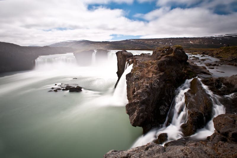 Imagem longa dramática da exposição da cachoeira de Godafoss, Islândia, Europa fotos de stock Imagem longa dramática da exposição da cachoeira de Godafoss, Islândia, Europa fotos de stock