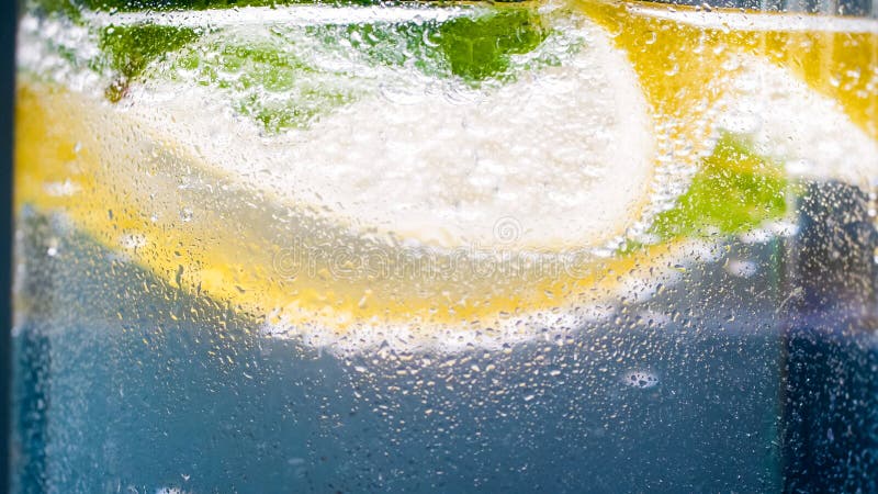 Imagem macro do vidro frio misted da limonada fotos de stock