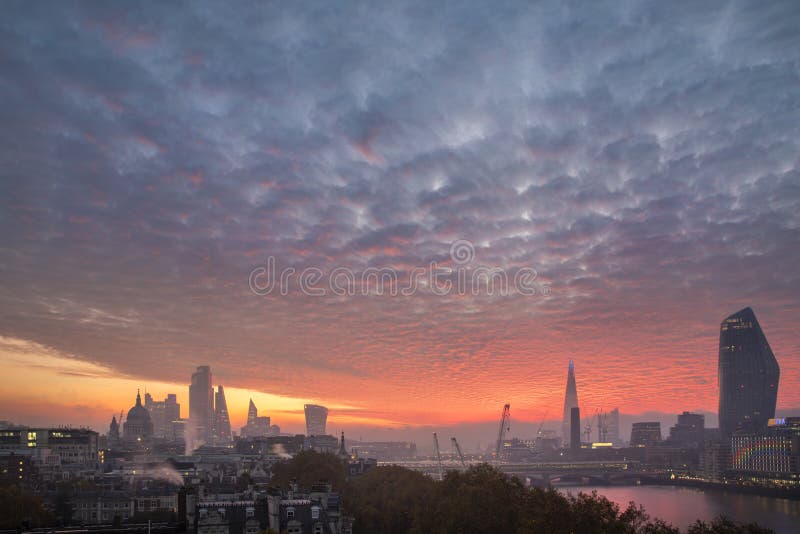 Imagem Majestosa Da Paisagem Do Nascer Do Sol Sobre a Paisagem Urbana