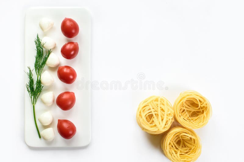 Imagem minimalistic agradável da vista superior de um ingrediente de alimento italiano imagens de stock royalty free Imagem minimalistic agradável da vista superior de um ingrediente de alimento italiano imagens de stock royalty free