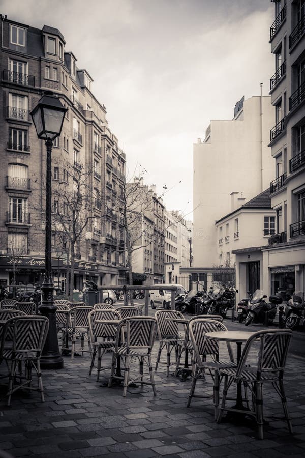 Imagem monocromática tonificada de um café da rua em Paris imagem de stock Imagem monocromática tonificada de um café da rua em Paris imagem de stock