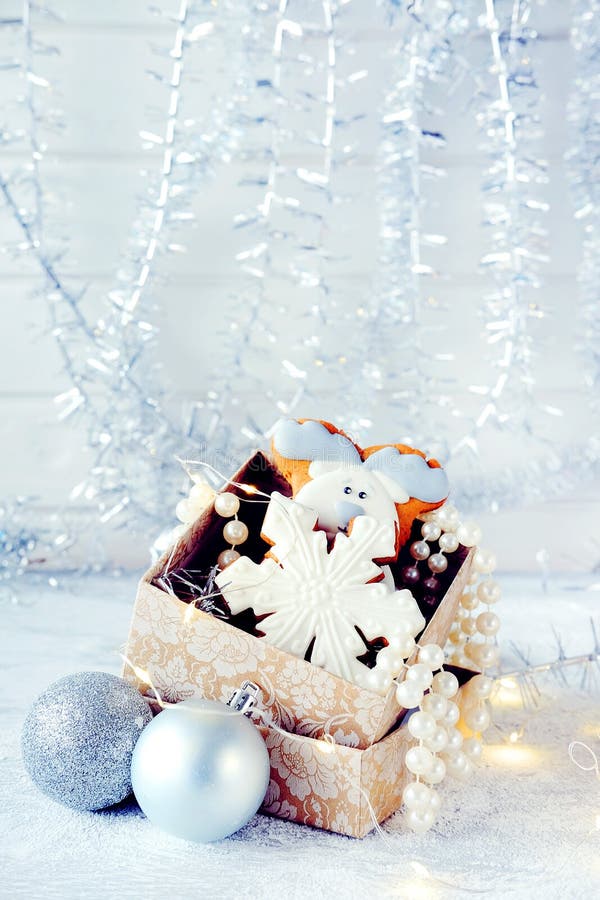 Imagem mágica do Natal do inverno Casa de pão-de-espécie com neve imagem de stock Imagem mágica do Natal do inverno Casa de pão-de-espécie com neve imagem de stock