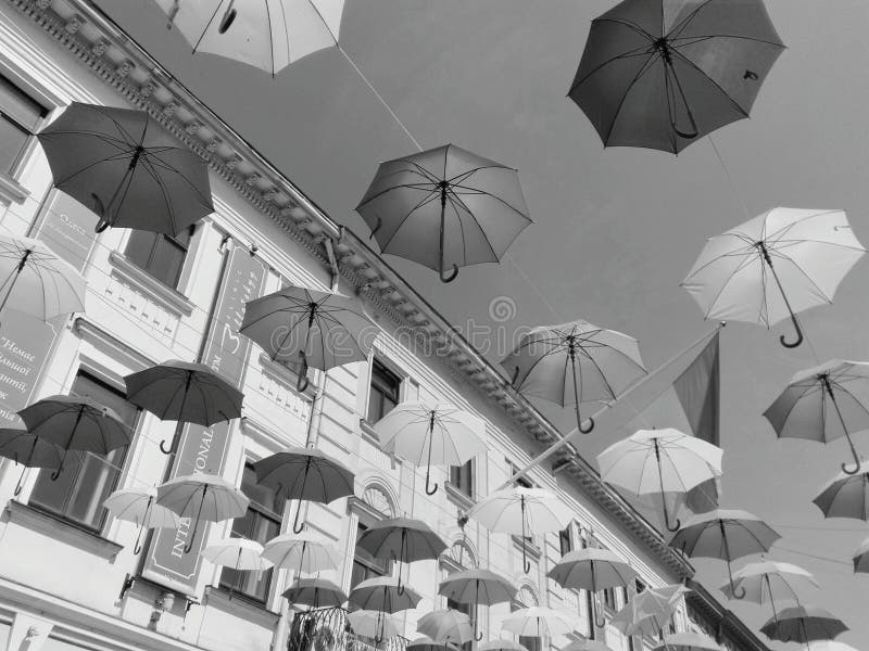 Imagem preto e branco do guarda-chuva de flutuação dos guarda-chuvas foto de stock