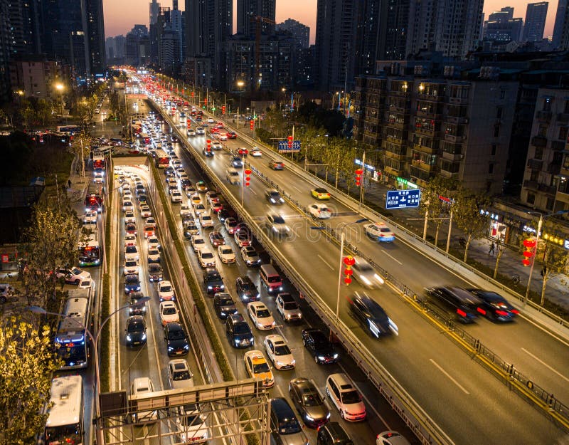 Imagem representa uma rua movimentada com uma variedade de veículos que viajam pela estrada na china imagem de stock royalty free