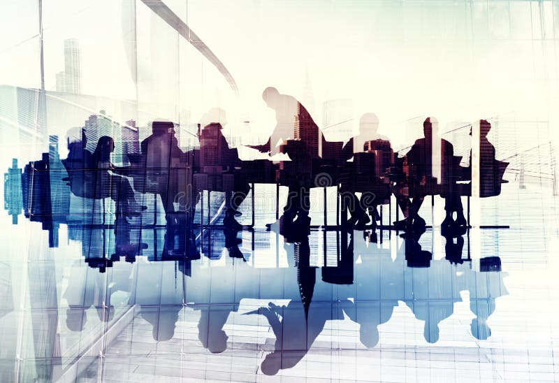 Imagen abstracta de los hombres de negocios de las siluetas en una reunión