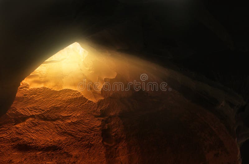 Imagen abstracta y surrealista de la cueva con la luz la revelación y abre la puerta, concepto de la historia de la Sagrada Bibli