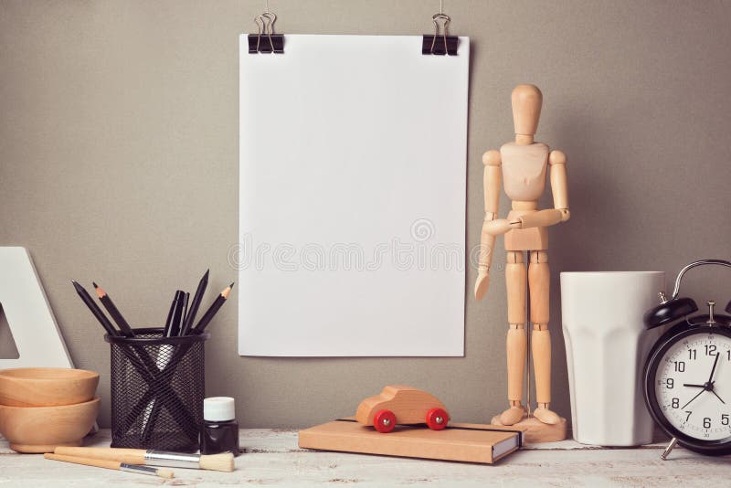 Imagen artística del héroe del jefe del sitio web del escritorio del diseñador con el cartel en blanco foto de archivo libre de regalías Imagen artística del héroe del jefe del sitio web del escritorio del diseñador con el cartel en blanco foto de archivo libre de regalías
