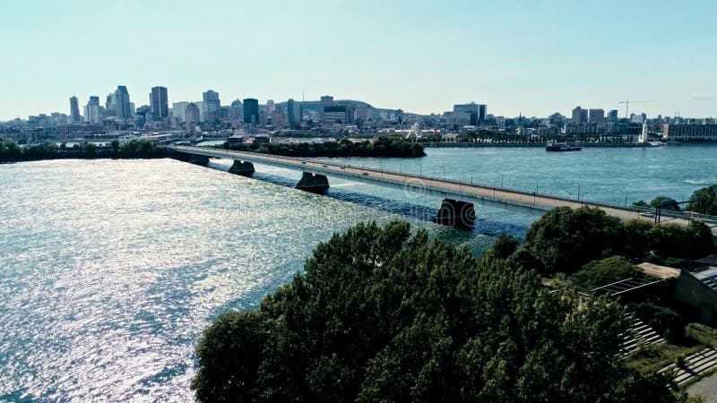 Imagen aérea del abejón de Montreal con los puentes y los rascacielos en el fondo en el horizonte imágenes de archivo libres de regalías Imagen aérea del abejón de Montreal con los puentes y los rascacielos en el fondo en el horizonte imágenes de archivo libres de regalías