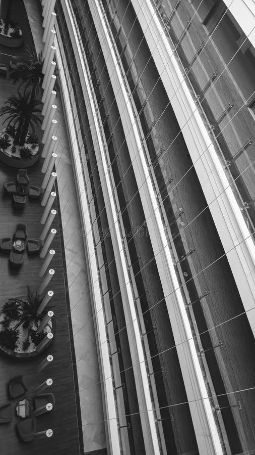 Imagen blanco y negro abstracta de balcones y de pasillos largos un edificio de oficinas tmodern L?neas paralelas foto de archivo Imagen blanco y negro abstracta de balcones y de pasillos largos un edificio de oficinas tmodern L?neas paralelas foto de archivo