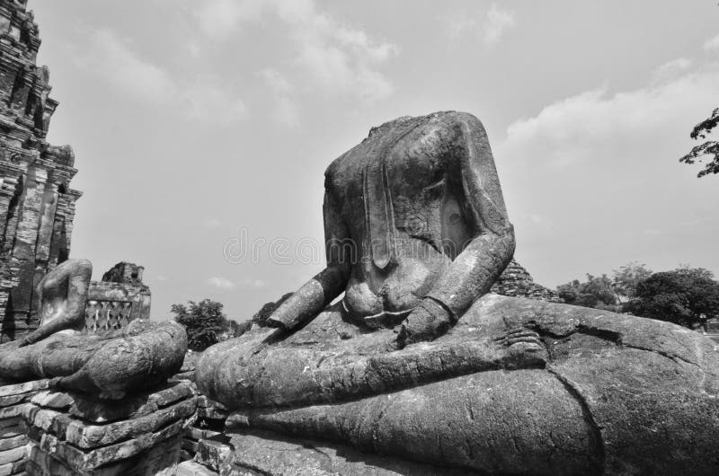 Imagen blanco y negro de las imágenes sin cabeza de Buda en templo tailandés fotos de archivo libres de regalías Imagen blanco y negro de las imágenes sin cabeza de Buda en templo tailandés fotos de archivo libres de regalías
