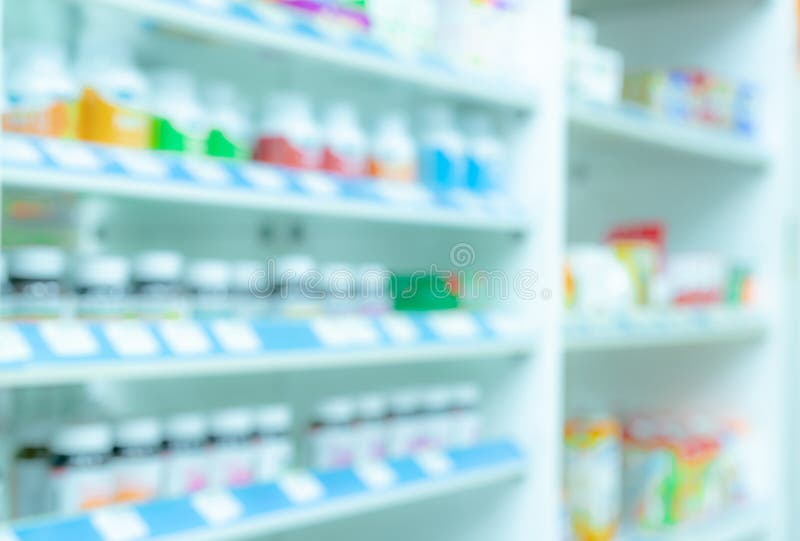 Imagen borrosa del estante de la medicina en farmacia Interiores de la tienda de la farmacia Productos farmacéuticos en droguería