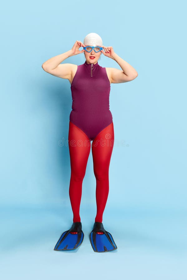 Mujer Con La Boca Abierta Y Gafas De Gorro De Natación Labios Rojos Foto de  archivo - Imagen de azul, gente: 215641228