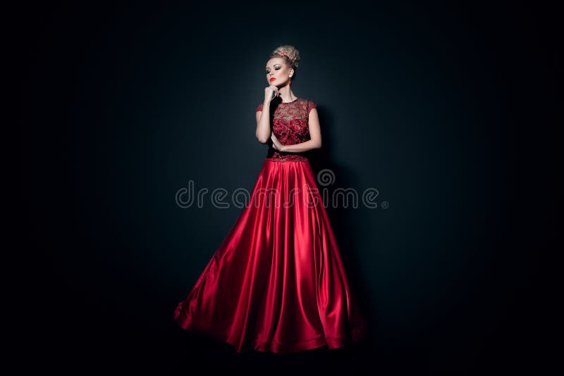 Imagen Completa De Una Bella Chica Vestida Con Un Largo Vestido Rojo Peludo Sobre Negro. Imagen de archivo de hembra, horizontal: 203729225