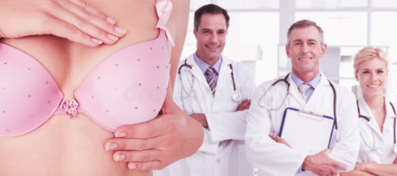 Imagen compuesta de la mediados de sección de la mujer en pecho de examen del sujetador imagenes de archivo Imagen compuesta de la mediados de sección de la mujer en pecho de examen del sujetador imagenes de archivo