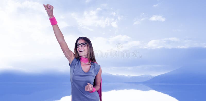 Imagen compuesta de la mujer sonriente en traje del super héroe con el brazo aumentado fotografía de archivo Imagen compuesta de la mujer sonriente en traje del super héroe con el brazo aumentado fotografía de archivo