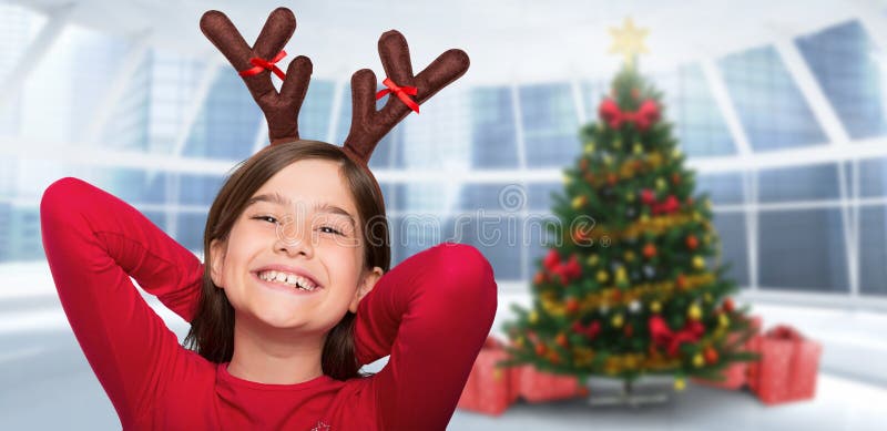 Imagen compuesta de las astas que llevan de la niña festiva fotos de archivo libres de regalías Imagen compuesta de las astas que llevan de la niña festiva fotos de archivo libres de regalías