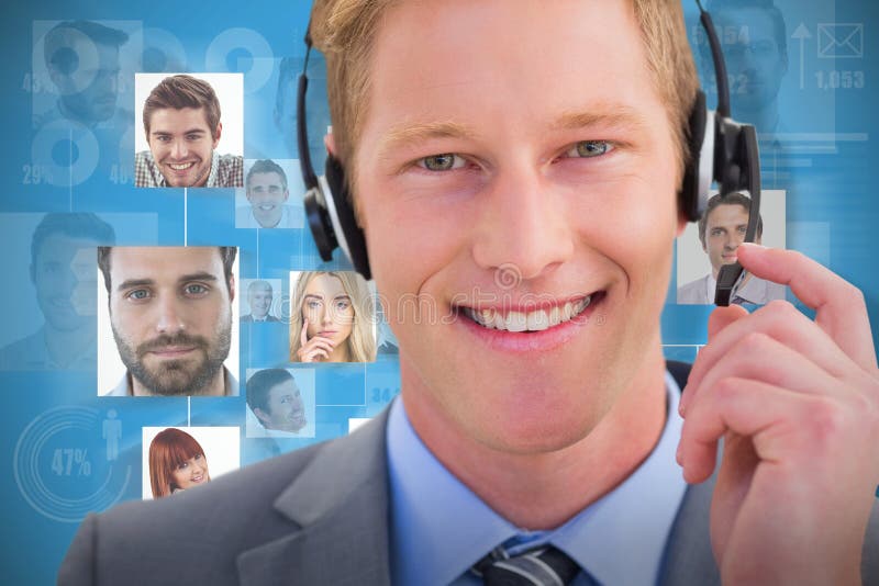 Imagen compuesta de las auriculares que llevan del agente hermoso foto de archivo Imagen compuesta de las auriculares que llevan del agente hermoso foto de archivo