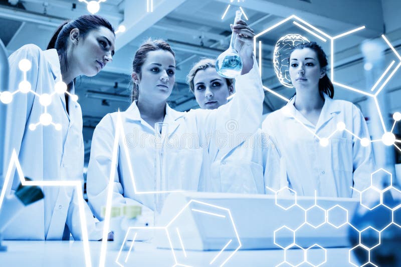 Imagen compuesta de los estudiantes de la química que miran un líquido libre illustration Imagen compuesta de los estudiantes de la química que miran un líquido libre illustration