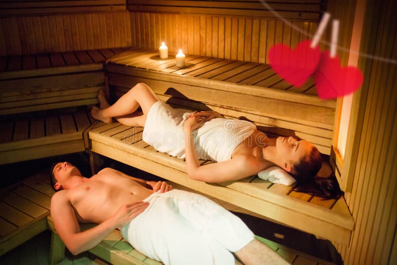 Imagen compuesta de los pares que se relajan en la sauna fotos de archivo Imagen compuesta de los pares que se relajan en la sauna fotos de archivo