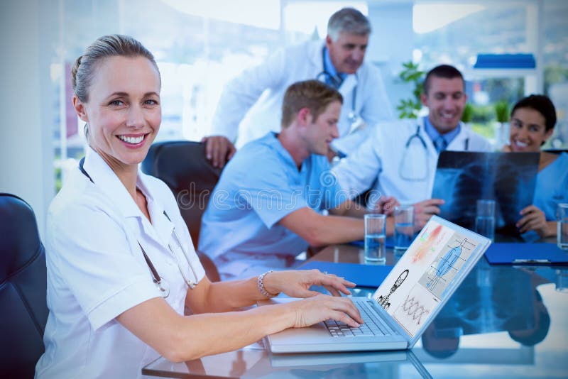 Imagen compuesta del doctor sonriente hermoso que mecanografía en el teclado con su equipo detrás foto de archivo libre de regalías Imagen compuesta del doctor sonriente hermoso que mecanografía en el teclado con su equipo detrás foto de archivo libre de regalías