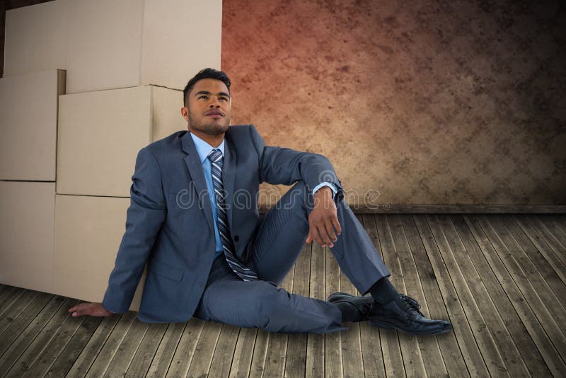 Imagen compuesta del hombre de negocios que se inclina en las cajas de cartón contra el fondo blanco imagen de archivo libre de regalías Imagen compuesta del hombre de negocios que se inclina en las cajas de cartón contra el fondo blanco imagen de archivo libre de regalías