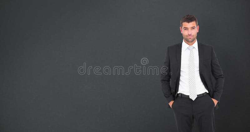 Imagen compuesta del hombre de negocios sonriente que mira la cámara imagen de archivo Imagen compuesta del hombre de negocios sonriente que mira la cámara imagen de archivo