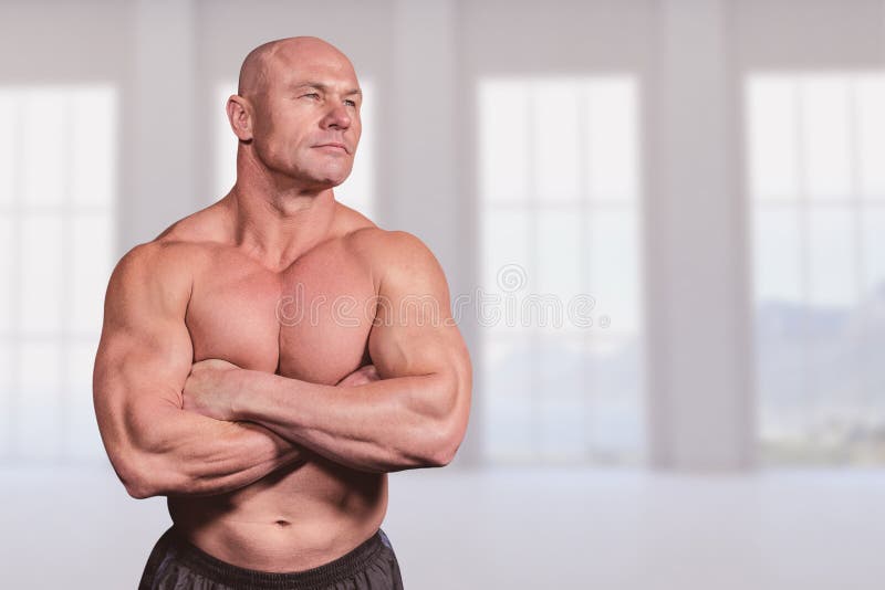 Imagen compuesta del hombre muscular del ajuste con los brazos cruzados