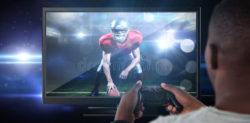 Imagen compuesta del hombre que juega al videojuego contra el fondo blanco imagen de archivo Imagen compuesta del hombre que juega al videojuego contra el fondo blanco imagen de archivo