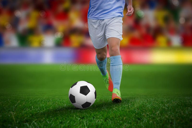 Imagen compuesta del jugador de fútbol de sexo masculino que juega a fútbol imagenes de archivo Imagen compuesta del jugador de fútbol de sexo masculino que juega a fútbol imagenes de archivo