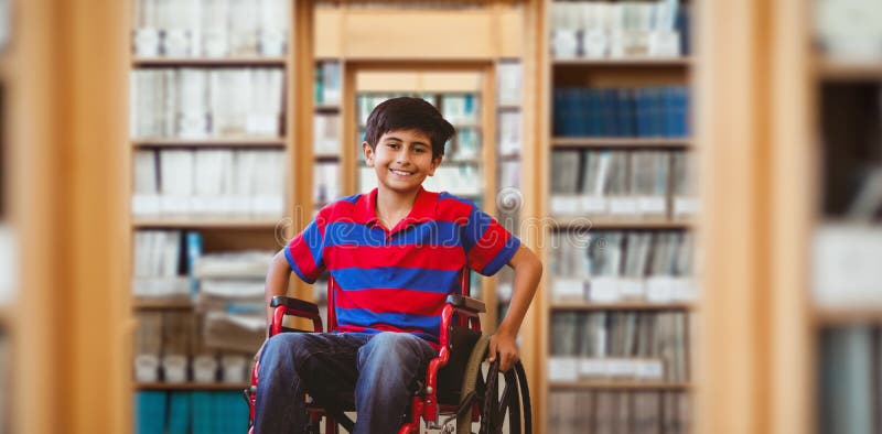 Imagen compuesta del muchacho que se sienta en silla de ruedas en pasillo de la escuela fotos de archivo Imagen compuesta del muchacho que se sienta en silla de ruedas en pasillo de la escuela fotos de archivo