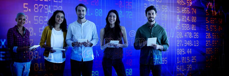 Imagen compuesta del retrato de los hombres de negocios confiados que sostienen las tabletas fotografía de archivo Imagen compuesta del retrato de los hombres de negocios confiados que sostienen las tabletas fotografía de archivo