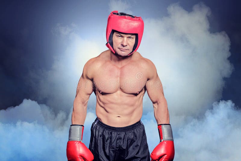 Imagen compuesta del retrato del hombre descamisado con el sombrero y los guantes del boxeo imagen de archivo libre de regalías Imagen compuesta del retrato del hombre descamisado con el sombrero y los guantes del boxeo imagen de archivo libre de regalías