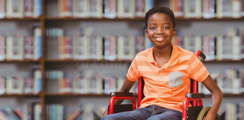 Imagen compuesta del retrato del muchacho que se sienta en silla de ruedas en la biblioteca foto de archivo libre de regalías Imagen compuesta del retrato del muchacho que se sienta en silla de ruedas en la biblioteca foto de archivo libre de regalías