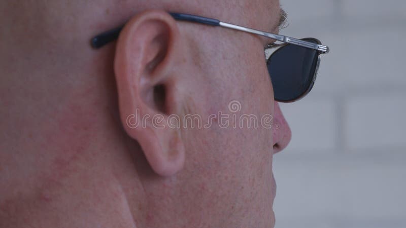 Imagen con un hombre de negocios confiado Wearing Sunglasses fotos de archivo Imagen con un hombre de negocios confiado Wearing Sunglasses fotos de archivo
