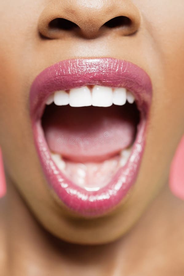 Imagen cosechada de la mujer afroamericana con la boca abierta