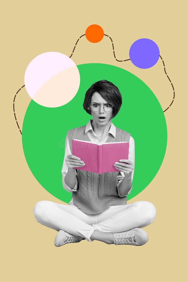 Imagen creativa vertical de persona impresionada sentada libro de lectura aprender nuevo aislado en el fondo del dibujo fotos de archivo