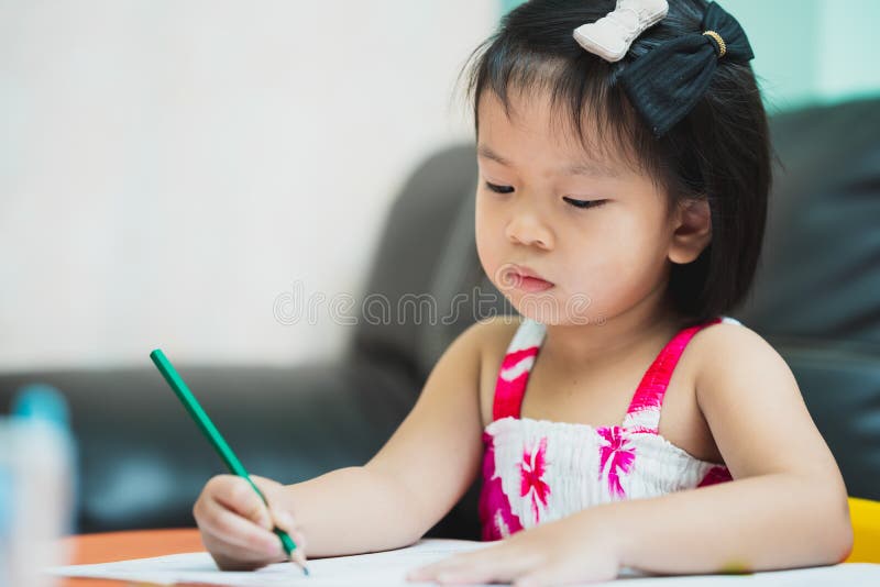 Imagen de cierre tierno alumno colorido en una tarea durante una lección de mano. concepto de educación en línea. foto de archivo