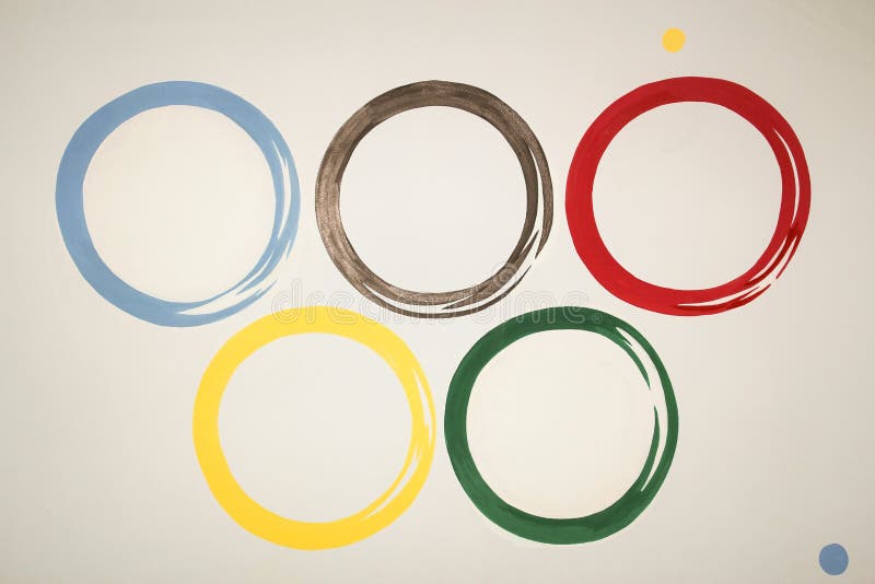 Imagen de círculos olímpicos multicolores en un fondo gris imagenes de archivo Imagen de círculos olímpicos multicolores en un fondo gris imagenes de archivo
