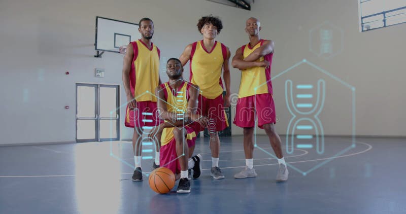 Imagen de dna strand y procesamiento de datos sobre diversos jugadores de baloncesto en la cancha. concepto de informática y procesamiento de datos generado digitalmente por conexiones de competición deportiva global.