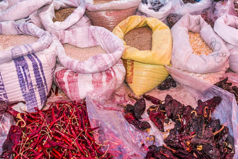 Imagen de granos en sacos y pimientas de chile y chile secos rojos del pasilla en un mercado mexicano fotografía de archivo libre de regalías Imagen de granos en sacos y pimientas de chile y chile secos rojos del pasilla en un mercado mexicano fotografía de archivo libre de regalías