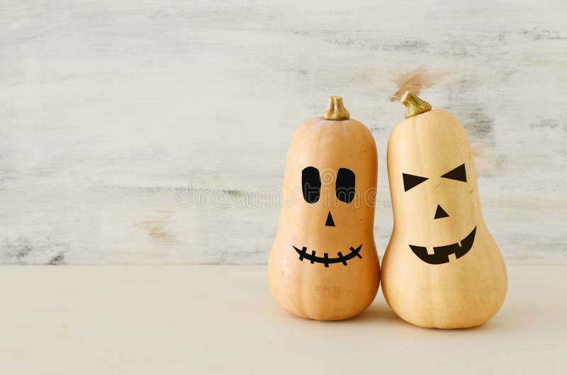 Imagen de Halloween de Navidad. Cara corta y aterradora de calabaza sobre mesa blanca de madera fotos de archivo libres de regalías