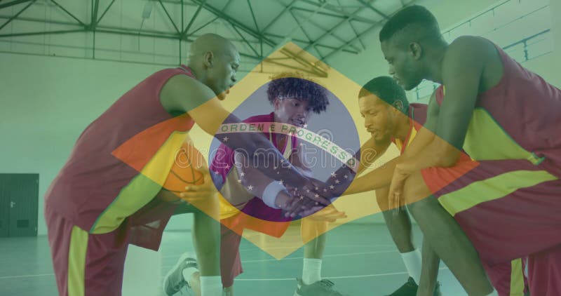 Imagen de la bandera de brasil sobre diversos jugadores de baloncesto en la corte fotografía de archivo