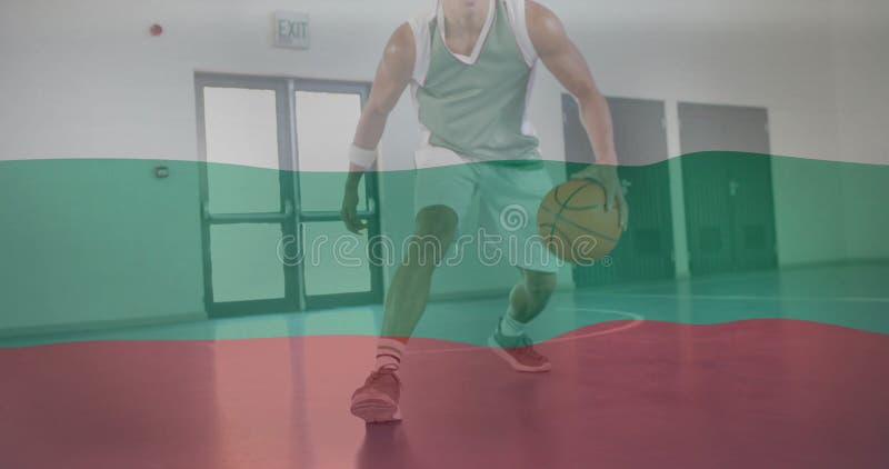 Imagen de la bandera de bulgaria sobre el jugador de baloncesto masculino birracial en el gimnasio fotografía de archivo libre de regalías